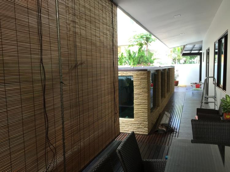 design bambusrollos terrasse einrichten rattan gartenmoebel mauer parkett