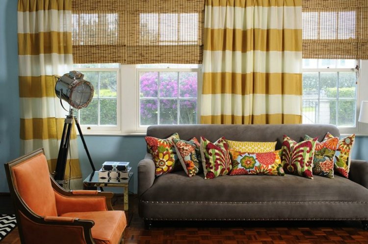 design bambusrollos vorhaenge streifen gelb weiss grau couch sessel koralle