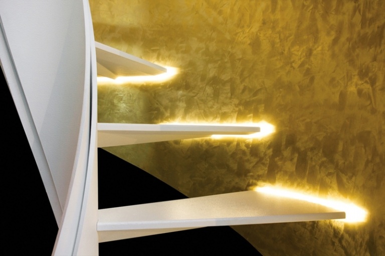design wendeltreppe wandgestaltung veneziano stufen beleuchtung idee