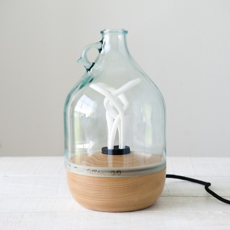 diy-lampe-flasche-selbermachen-modern-glasbalon-holz-boden-transparent