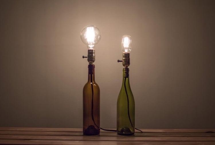 diy-lampe-flasche-selbermachen-weinflasche-cool-industrial-style-diy-tischlampe
