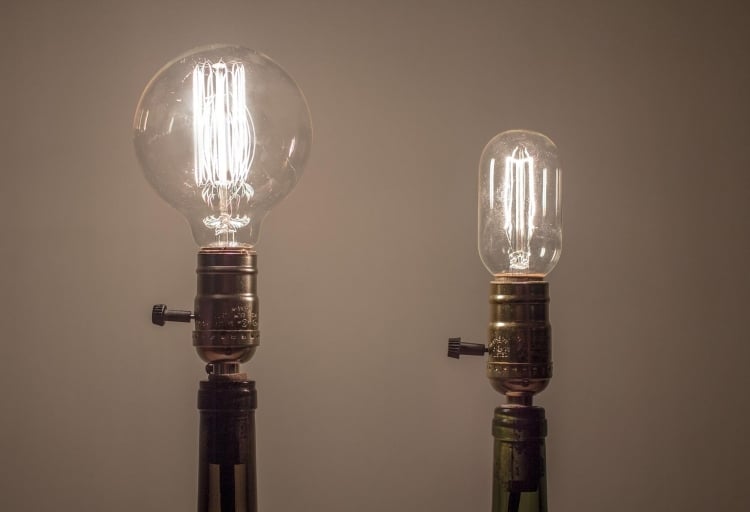 diy-lampe-flasche-selbermachen-weinflasche-leuchten-industrial-design-cool