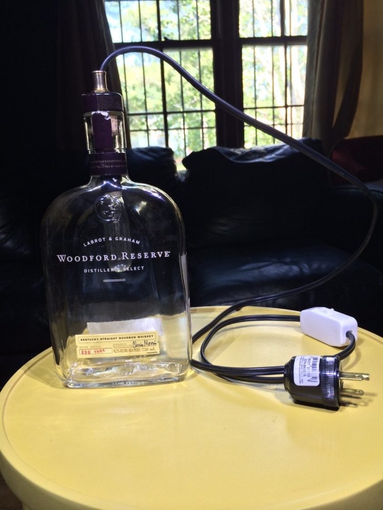 diy-lampe-flasche-selbermachen-whiskey-glas-transparent-kabel-stecker
