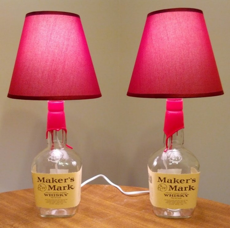 diy-lampe-flasche-selbermachen-whiskey-lampenschirm-pink