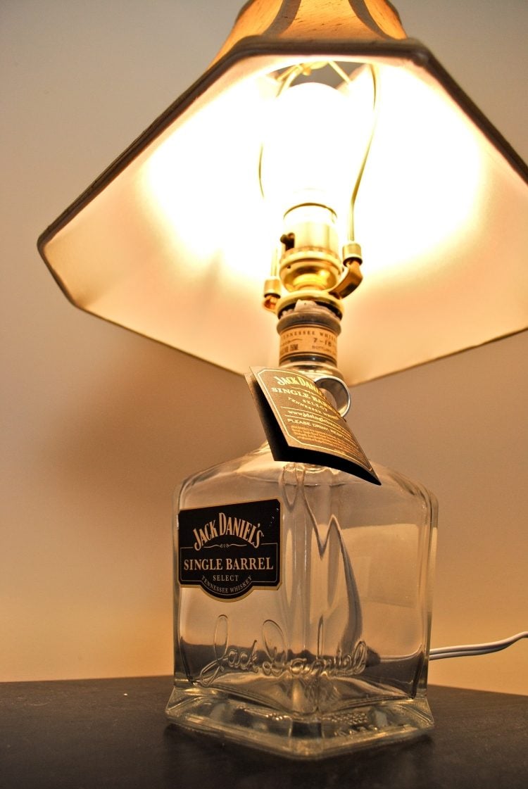 diy-lampe-flasche-selbermachen-whiskey-lampenschirm-tischlampe-lampenfuss