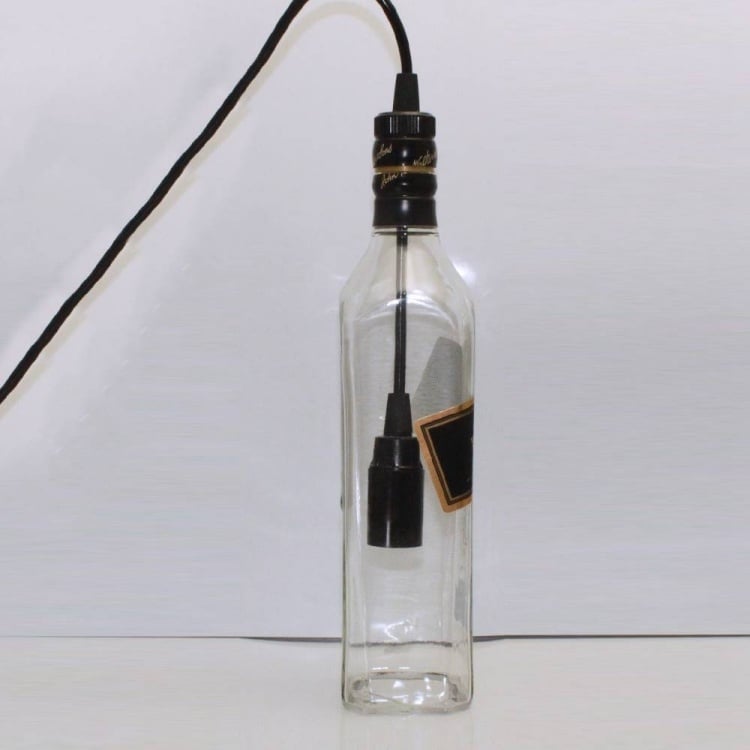 diy-lampe-flasche-selbermachen-whiskey-transparent-schwarz-kabel-lampenfassung