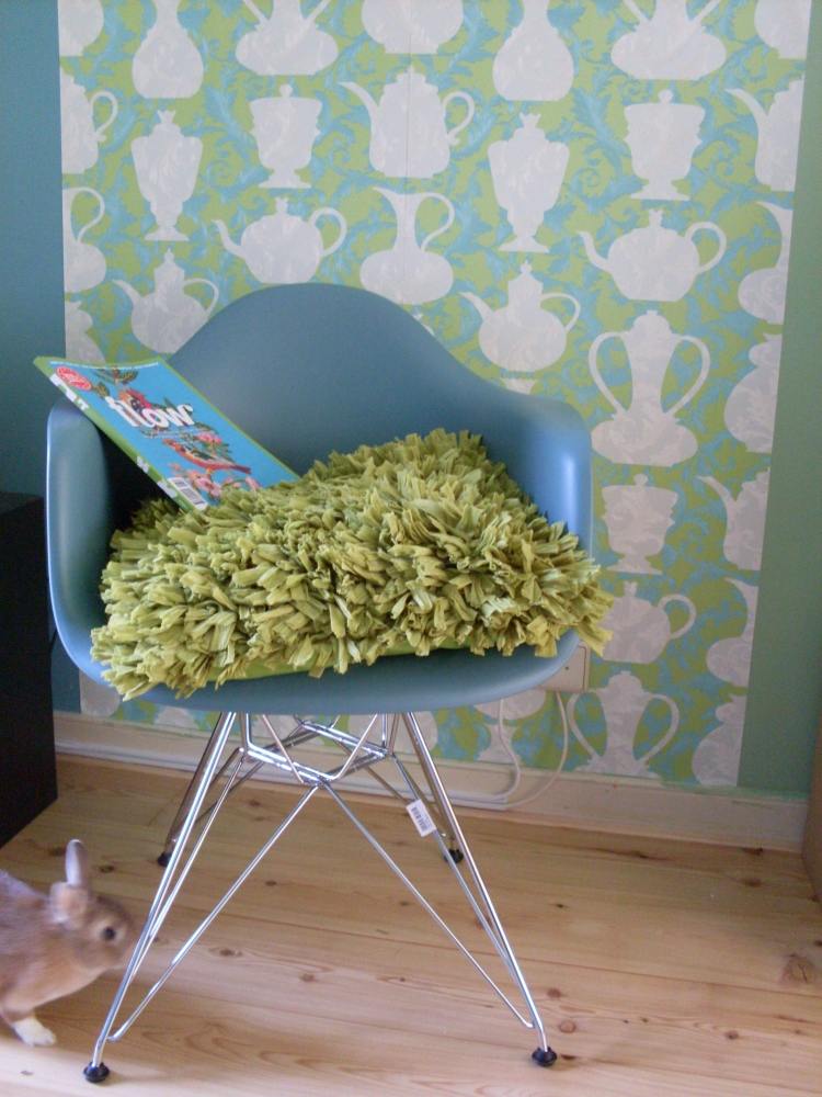 eames-plastic-chair-moderne-einrichtung-blau-gruen-farbe-hippie-tapete