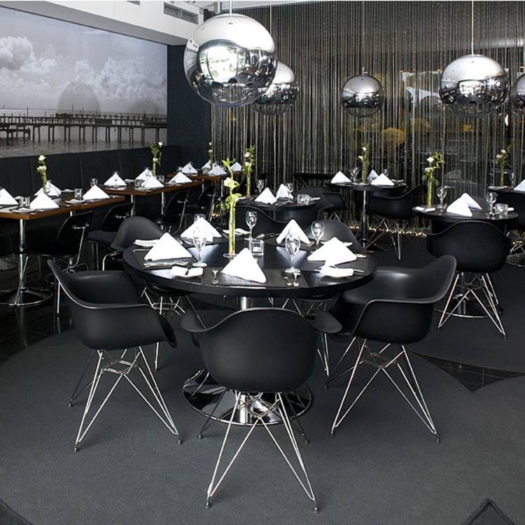 eames-plastic-chair-moderne-einrichtung-cafe-schwarz-glaenzend-elegant-fototapete