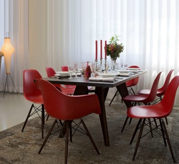eames-plastic-chair-moderne-einrichtung-esstisch-elegant-rot-teppich-braun