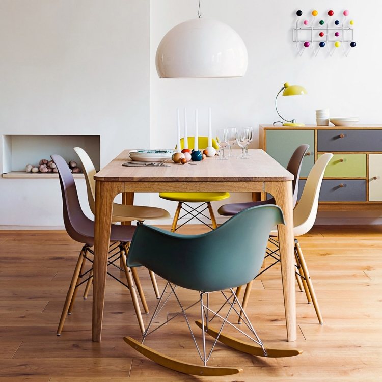 eames-plastic-chair-moderne-einrichtung-esstisch-schaukelstuhl-stuehle-holzboden-pastellfarben