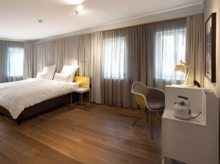 eames-plastic-chair-moderne-einrichtung-hotelzimmer-schminkkommode-schreibtisch-holzboden-minimalistisch