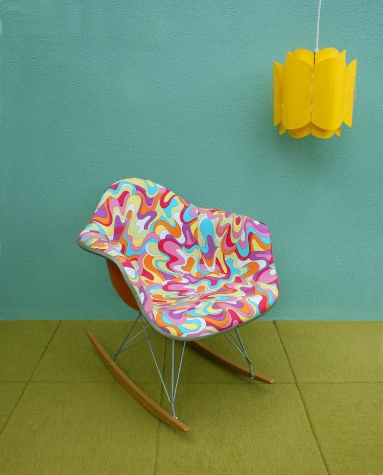 eames-plastic-chair-moderne-einrichtung-leuchtende-farben-hippie-gruen-tuerkis-gerb-pink
