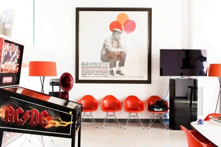 eames-plastic-chair-moderne-einrichtung-musikzimmer-rot-weiss-schwarz-spielraum-jukebox
