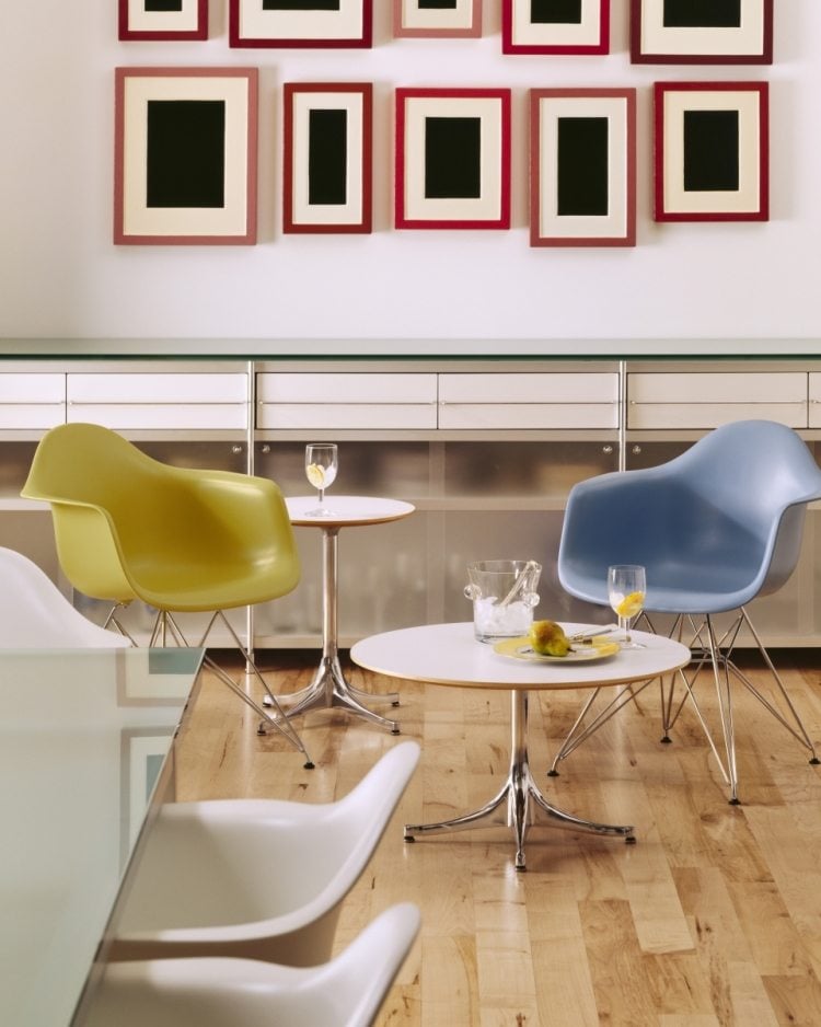 eames-plastic-chair-moderne-einrichtung-pastellfarben-gruen-blau-kaffeetisch-holzboden
