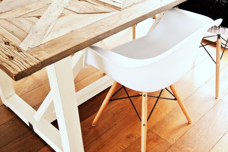eames-plastic-chair-moderne-einrichtung-rustikal-tisch-holzboden-weiss