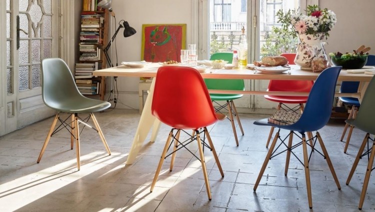 eames-plastic-chair-moderne-einrichtung-stuhl-farben-esstisch-betonboden-terrassentueren