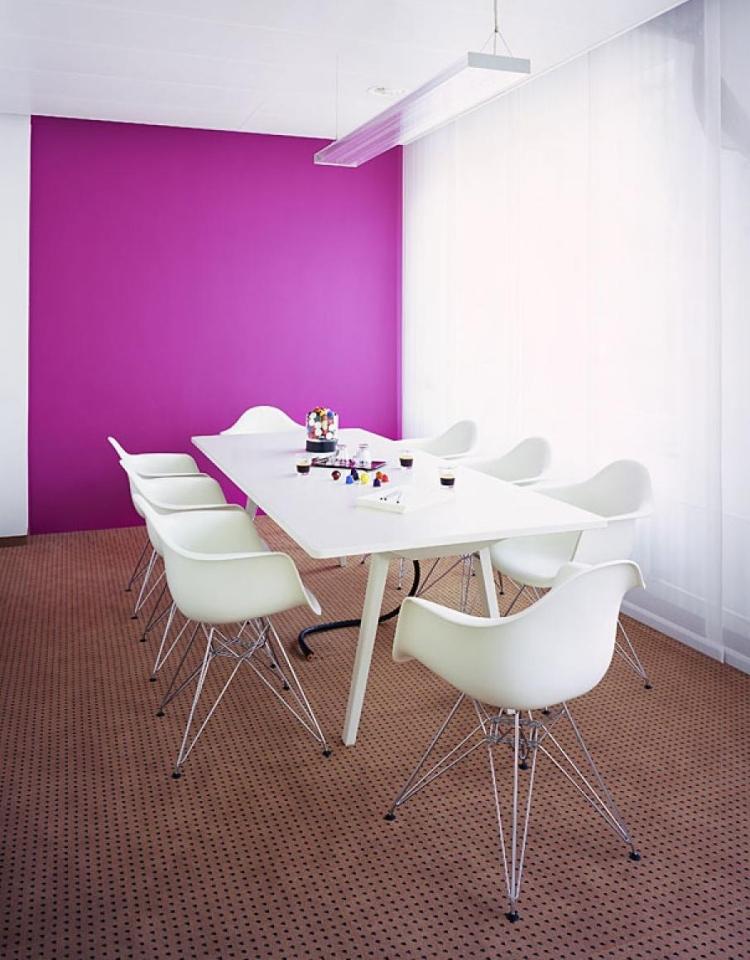 eames-plastic-chair-moderne-einrichtung-weiss-violett-wandfarbegardinen