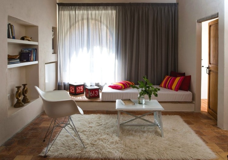 eames-plastic-chair-moderne-einrichtung-wohnzimmer-mediterran-terracotta-boden-fellteppich-gemuetlich