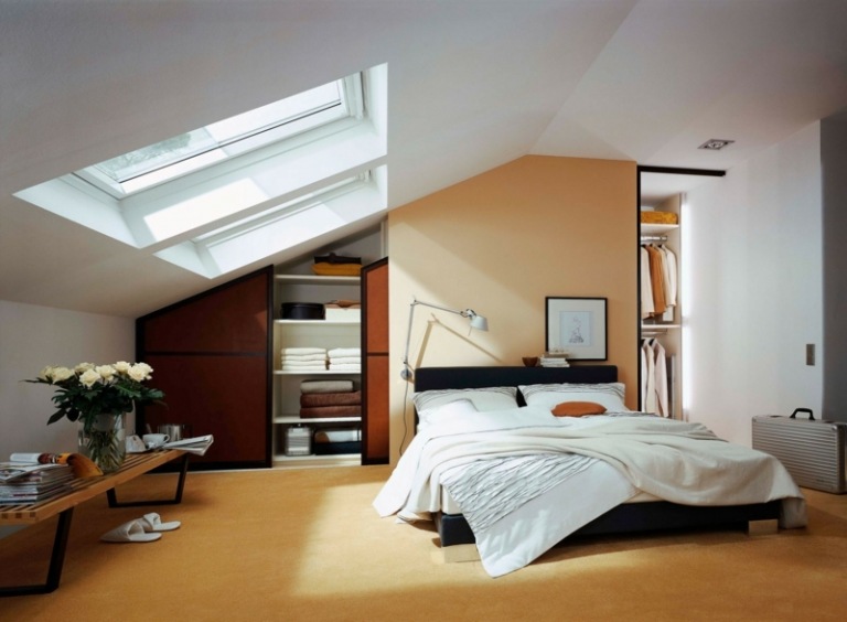 einbauschrank dachschraege modern schlafzimmer apricot wandfarbe couchtisch