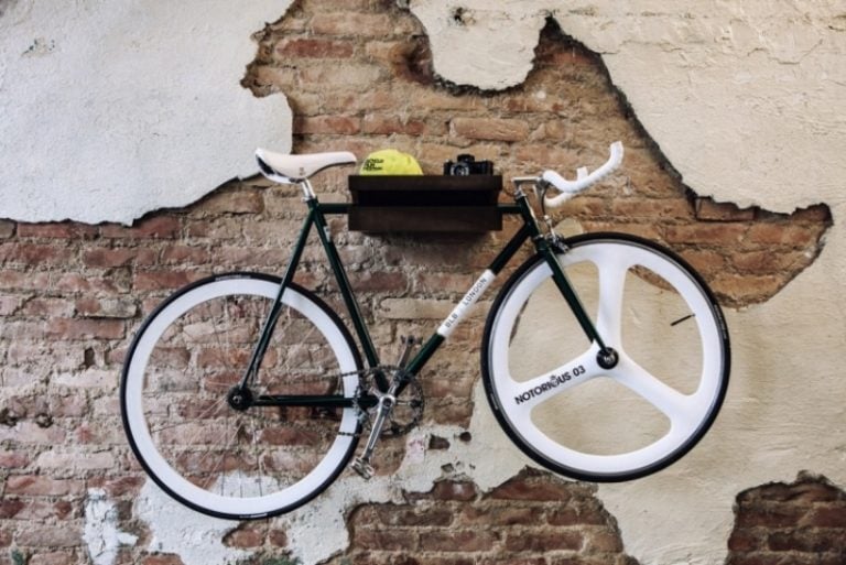 fahrradhalterung-wand-selber-bauen-ideen-backsteinwand-rau-design-regal-fuge