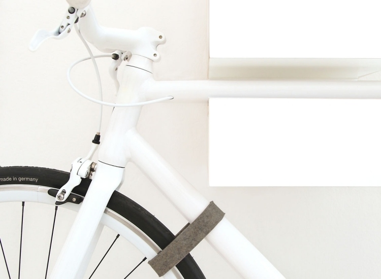 fahrradhalterung-wand-selber-bauen-ideen-weiss-minimalistisch-rahmen-befestigen