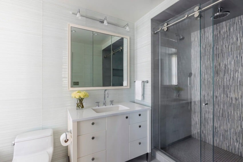 Farbgestaltung Ideen -nyc-appartement-badezimmer-grau-weiss-dusche-glaswand-waschtisch