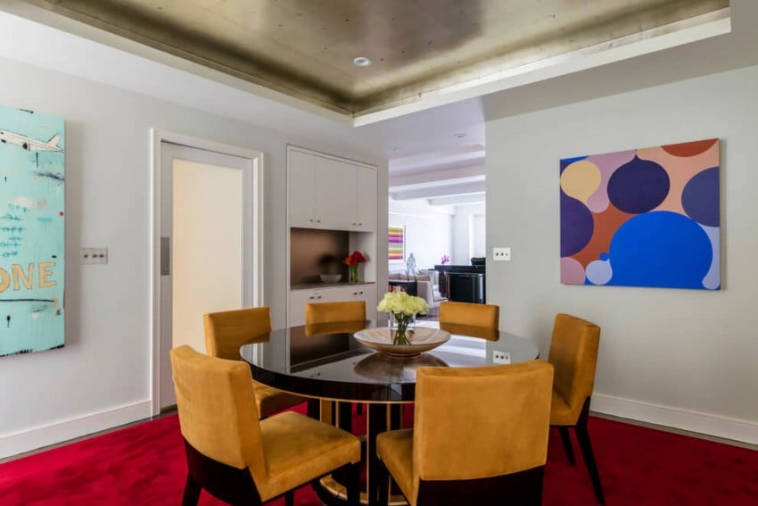 farbgestaltung-ideen-nyc-appartement-esszimmer-teppichboden-rot-bilder-modern-kunst