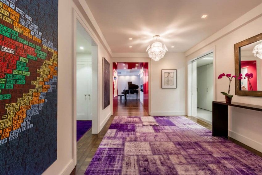 farbgestaltung-ideen-nyc-appartement-flur-teppich-vintage-wanddeko-popart-elegant-weiss