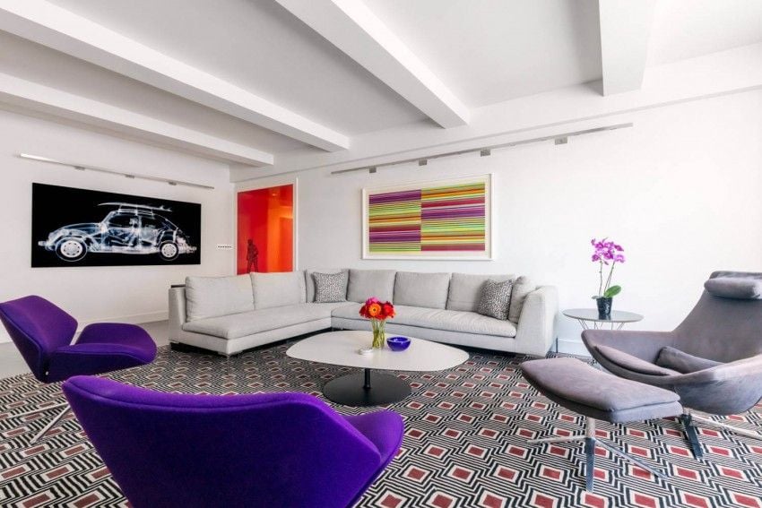 farbgestaltung-ideen-nyc-appartement-modern-eckcouch-grau-sessel-polster-violett