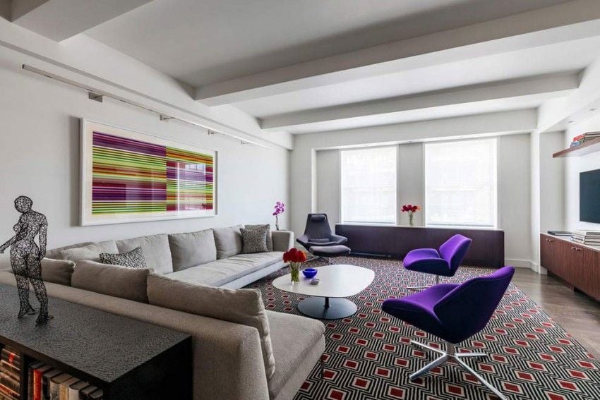 farbgestaltung-ideen-nyc-appartement-modern-wohnzimmer-teppich-geometrisch-schwarz-weiss-sessel-violett