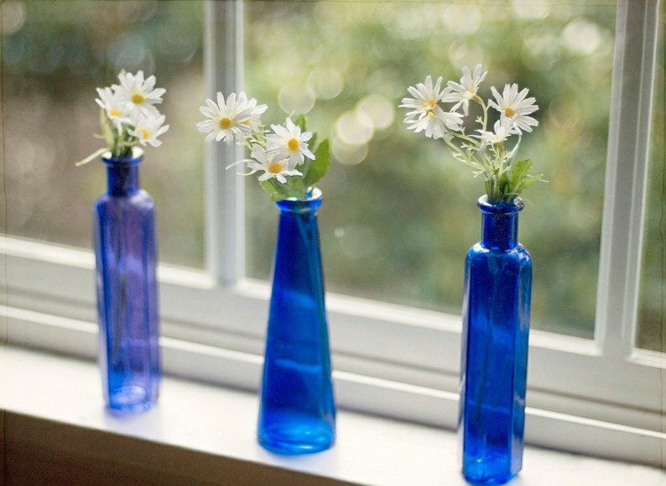 fensterbank deko fruehling gaenseblume blau glasvase