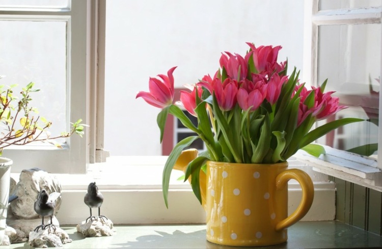 fensterbank deko giesskanne vase idee tulpen pink kueken figuren