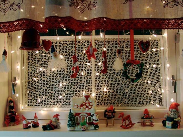 fensterbank-deko-innen-weihnachten-lichterketten-figuren-anhaenger