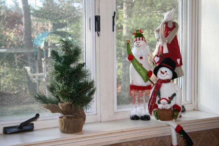 fensterbank-deko-innen-weihnachten-mini-tannenbaum-schneemann-figuren