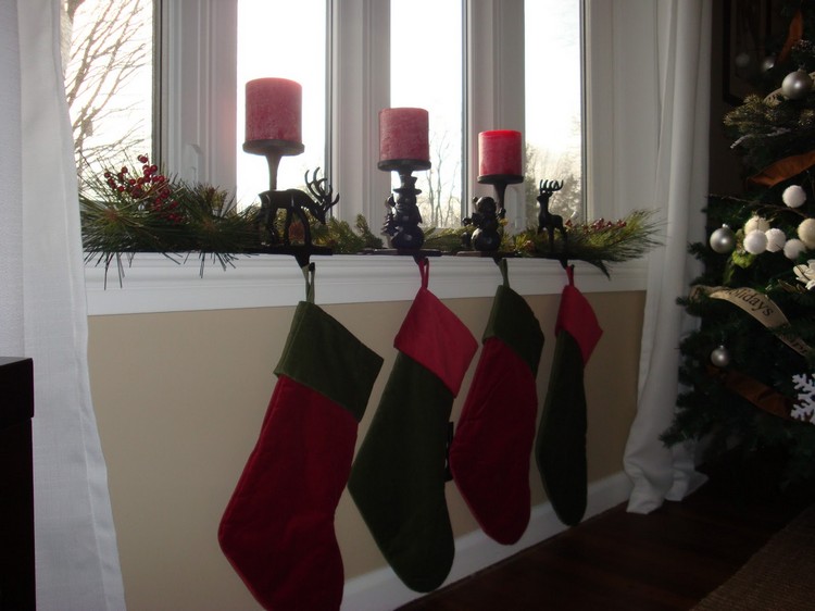 fensterbank-deko-innen-weihnachten-tannenzweige-rote-stumpenkerzen-weihnachtssocken