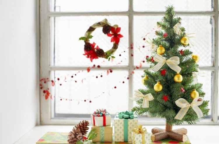 fensterbank deko modern mini weihnachtsbaum geschenke kranz gold kugeln