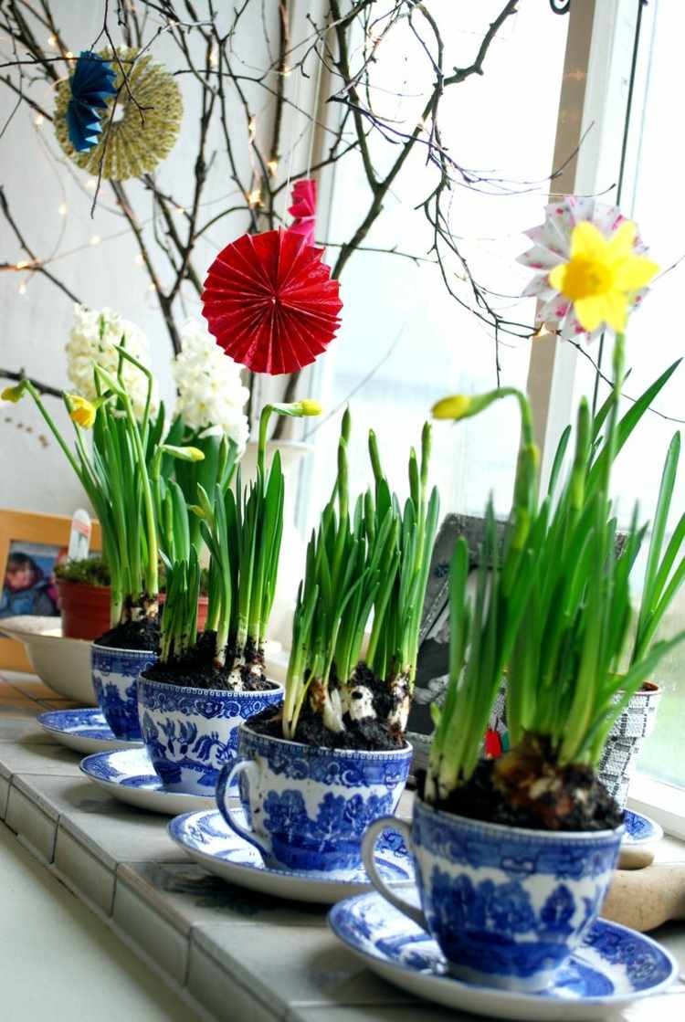 fensterbank deko narzissen pflanzen vintage tassen blau porzellan osterstrauss
