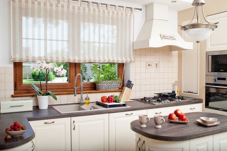 Fenstervorhänge Ideen -kuche-modern-raffrollos-gestreift-beige-landhausstil