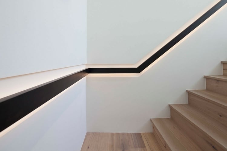 geländer design ideen holz dunkel wand eingebaut treppe