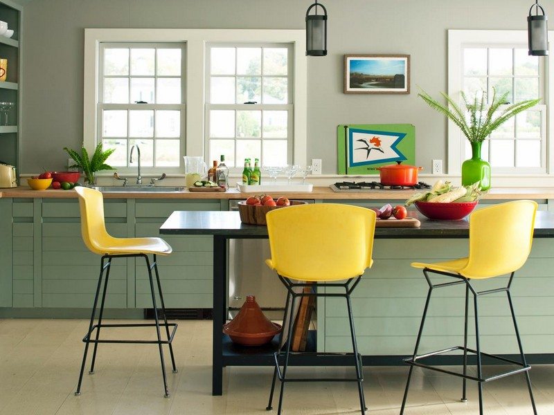 gruene-Wandfarbe-Ideen-Einrichtung-modern-gelbe-Stuehle