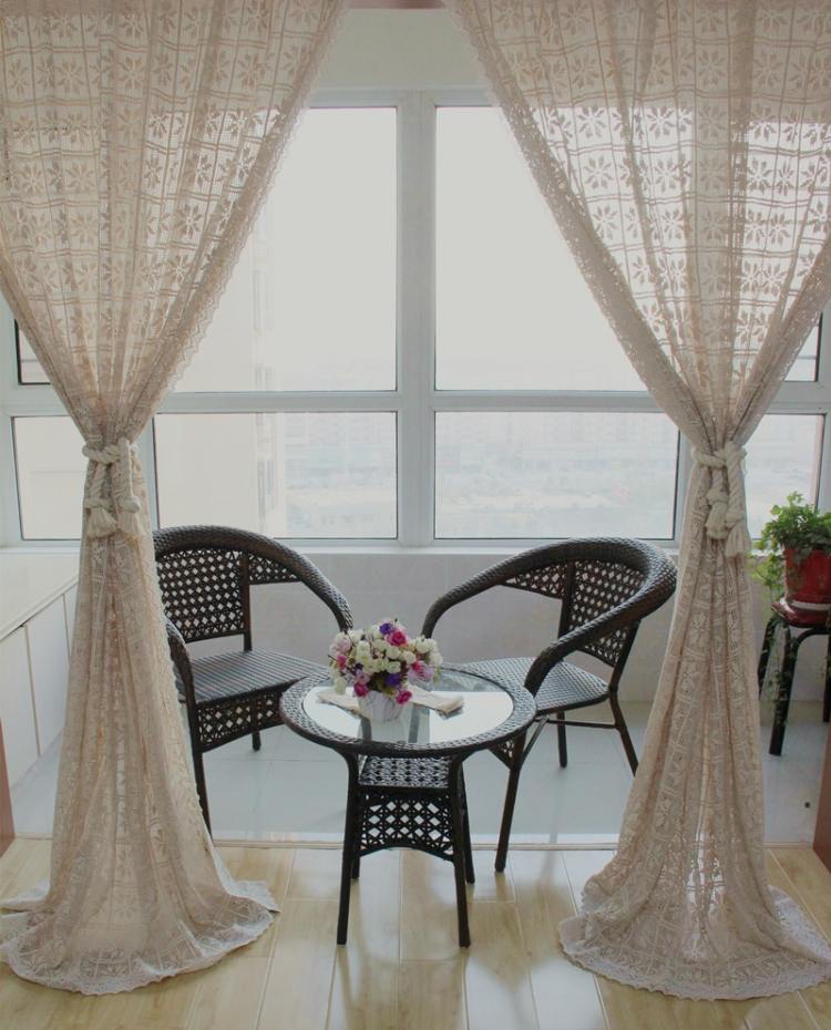 haekelgardinen-modern-romantisch-lang-balkon-innen-kaffeetisch-gartenmoebel
