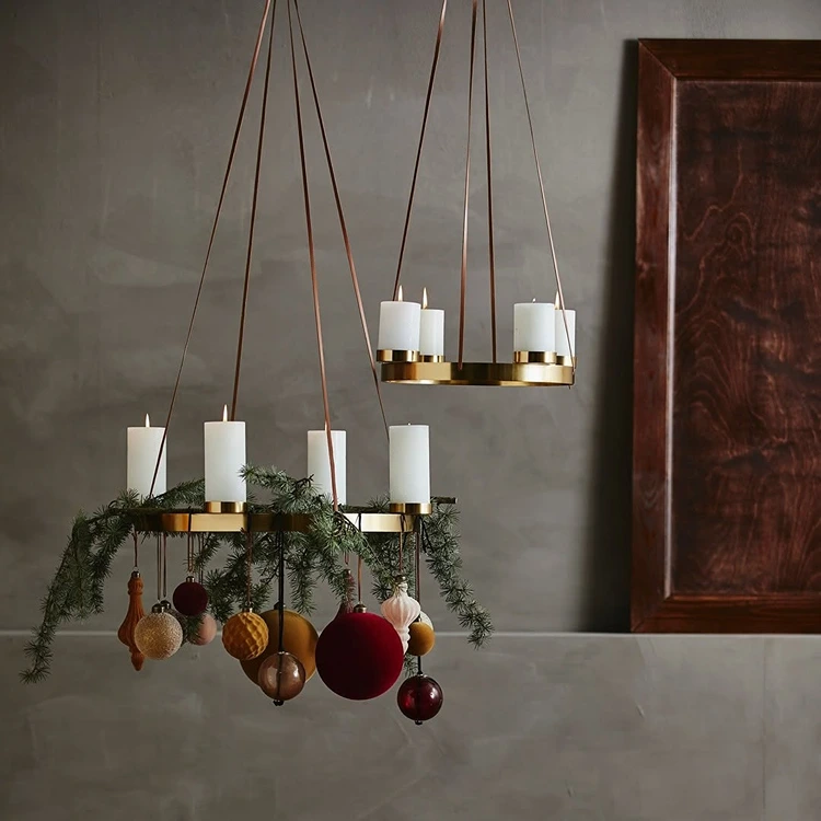 hängender adventskranz mit goldenem ring stumpenkerzen christbaumkugeln