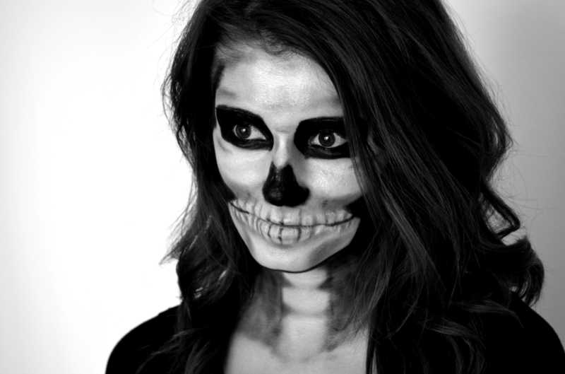 halloween gesichter schminken totenkopf idee schwarz weiss schattierung damen