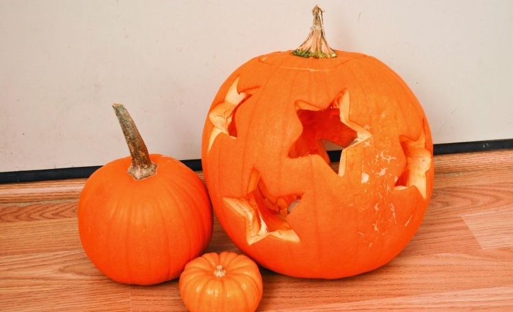 halloween-kurbis-schnitzen-vorlagen-sterne-keksenformen-ausschneiden-aushohlen