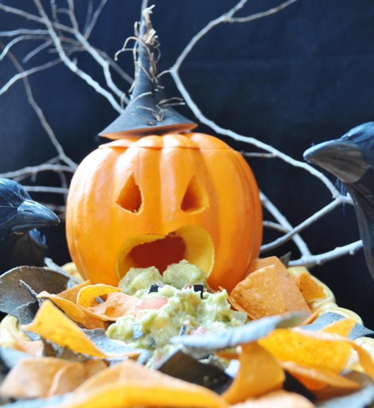 halloween-party-rezepte-garnieren-kuerbis-guacamole-maischips-dekorieren