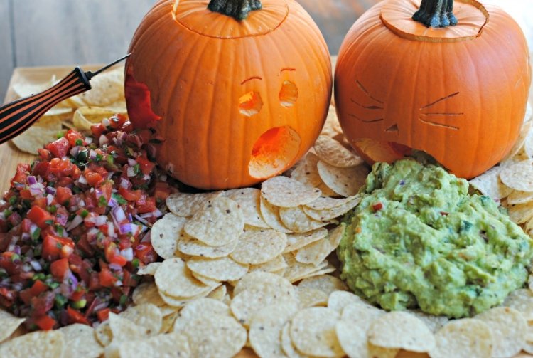 halloween-party-rezepte-guacamole-kuerbis-garnieren-lustig-maischips