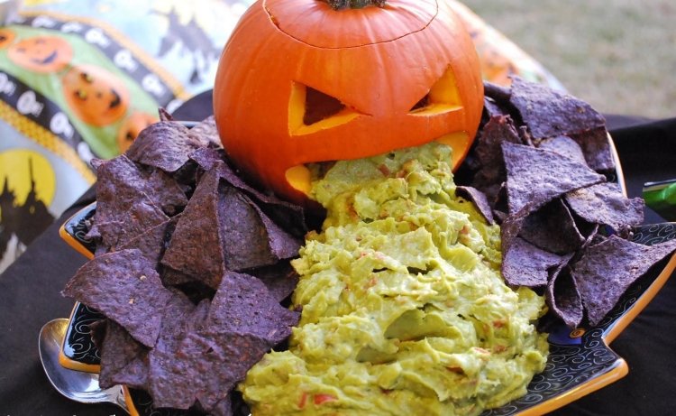 halloween-party-rezepte-guacamole-kuerbis-garnieren-maischips-idee