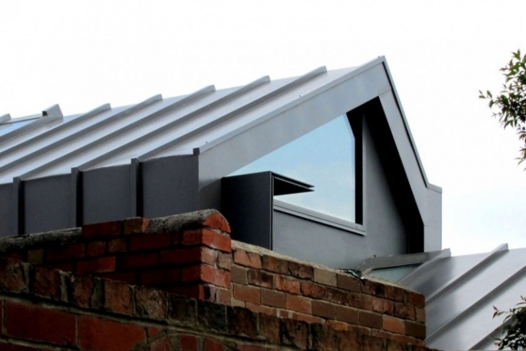 haus-renovieren-umbauen-aussen-backstein-dachfenster-moderne-architektur