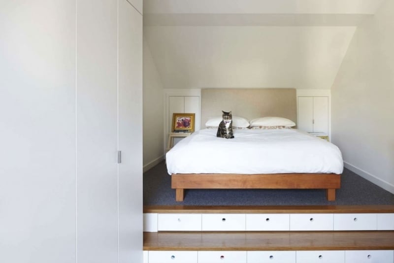 haus-renovieren-umbauen-innendesign-schlafzimmer-bett-einbauschrank-stufen-schubladen