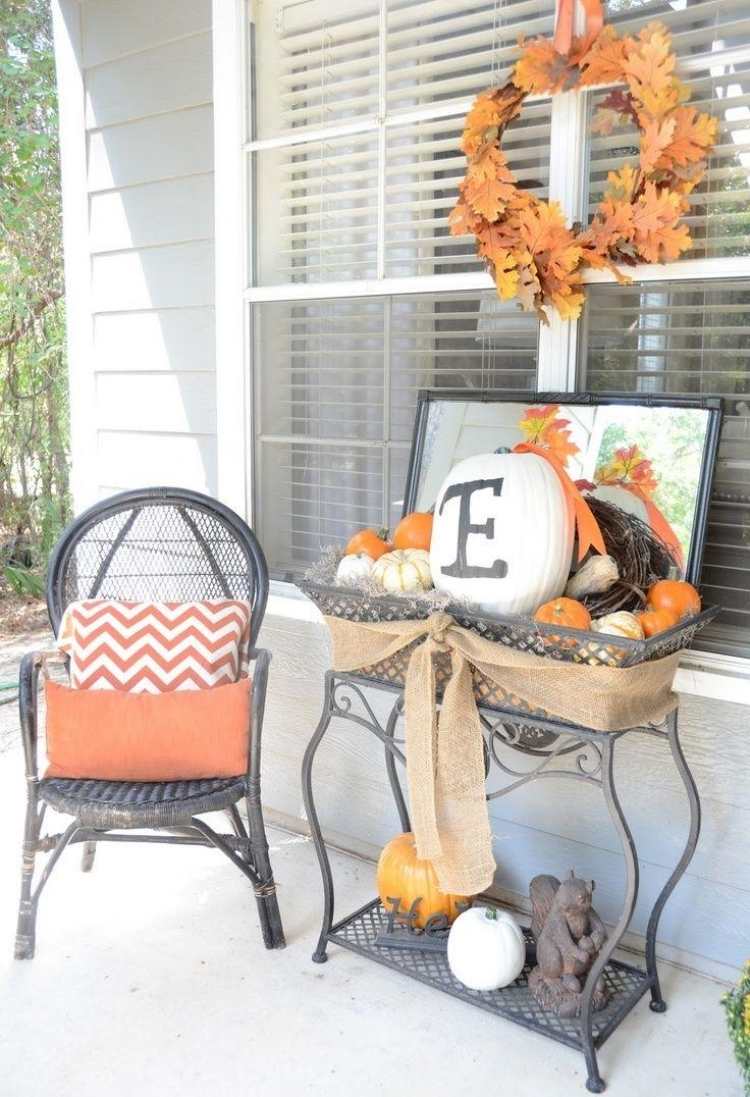 Herbst Kürbis -staender-deko-outdoor-gartenmoebel-eisenmoebel-kreativ-orange